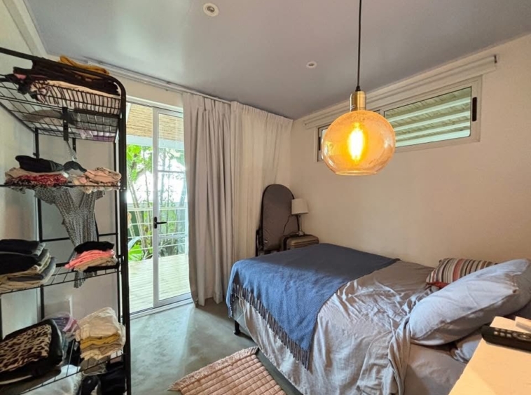 Queen bedroom in coastal home for sale in Malpaís – Casa Mimi